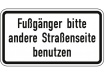 Verkehrszeichen Fußgänger bitte andere Straßenseite benutzen